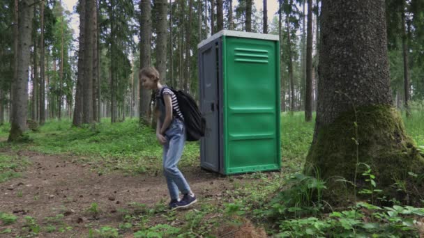 Bambina Nel Parco Vicino Alla Toilette — Video Stock