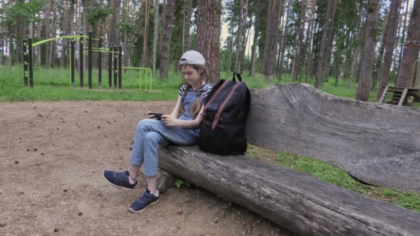 Liten Flicka Som Använder Smartphone Parken — Stockvideo