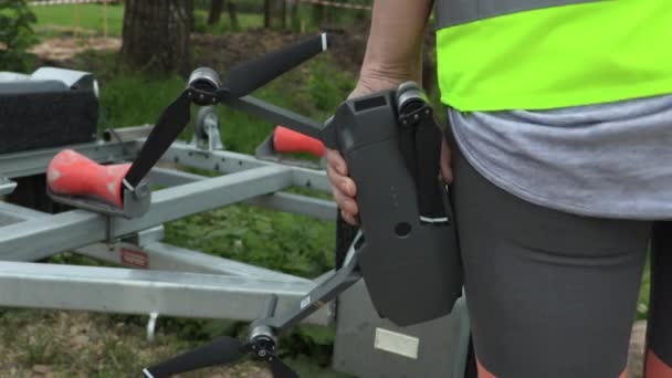 Vrouw Werknemer Met Opvouwbare Quadcopter Drone Close — Stockvideo