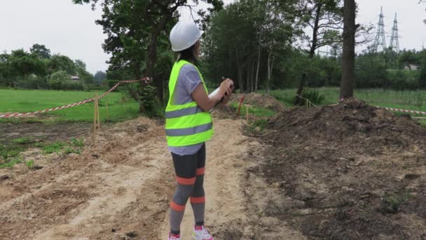 Ingénieur Examinant Nouveau Chantier — Video