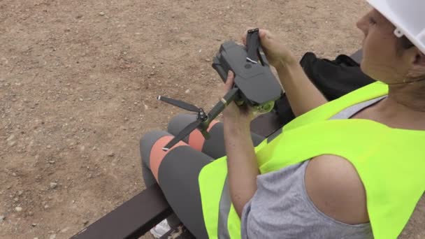 Mulher Trabalhadora Sentada Banco Desdobrando Drone — Vídeo de Stock