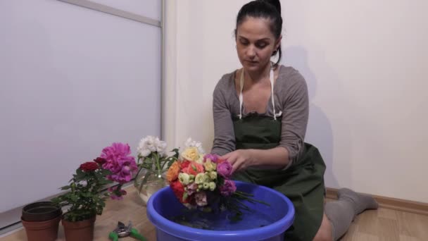 Mujer Clasificando Mostrando Ramo Rosas — Vídeos de Stock