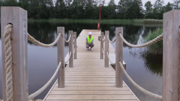 Vrouw Met Drone Lopend Houten Pier — Stockvideo