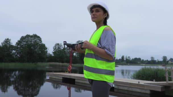 Žena Pracující Dronem Jezera — Stock video