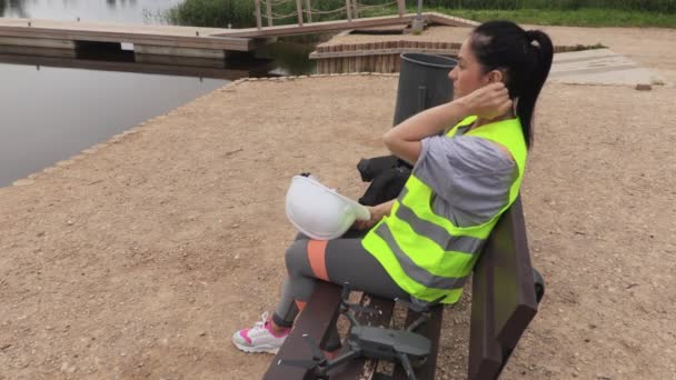 Mujer Trabajadora Relajándose Banco — Vídeos de Stock