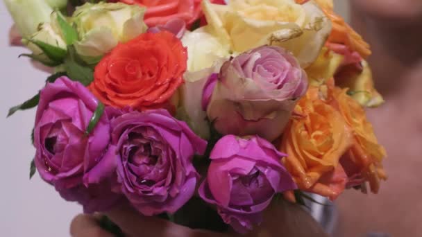 Жінка Тримає Букет Троянд Крупним Планом — стокове відео