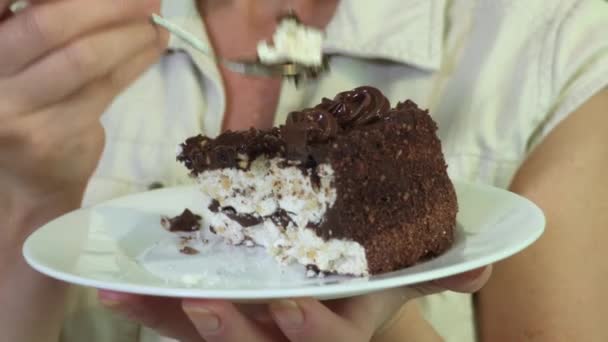 Mulher Comendo Bolo Chocolate Perto — Vídeo de Stock