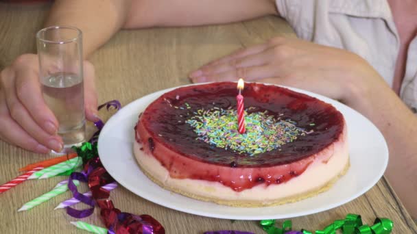 Mulher Solitária Perto Aniversário Cheesecake Usando Álcool — Vídeo de Stock