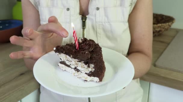 女性保持チョコレートケーキとともにシングルキャンドル — ストック動画