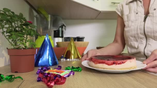 Vrouw Zet Kwarktaart Tafel Keuken — Stockvideo