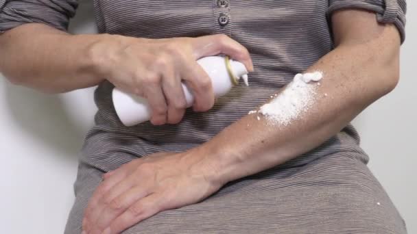 Kvinna Som Använder Spray För Armar Efter Solbränna — Stockvideo