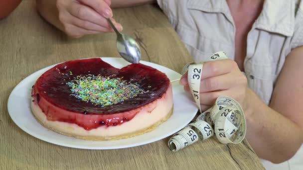 Vrouw Met Tape Meten Het Eten Van Cheesecake — Stockvideo