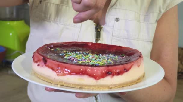 Donna Aggiungere Sprinkles Cheesecake — Video Stock