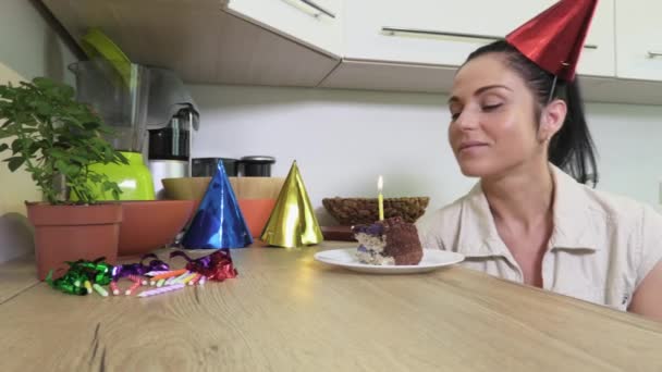 Gelukkige Vrouw Buurt Van Een Stuk Chocoladetaart Met Enkele Kaars — Stockvideo