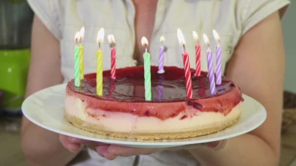 Frau Hält Geburtstagskäsekuchen Mit Brennenden Kerzen — Stockvideo