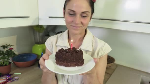 Mujer Feliz Soplando Vela Pastel Cumpleaños — Vídeos de Stock