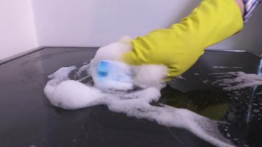 Lastik sarısı eldivenli kadın fırını temizleyen üst Sünger Mutfağı