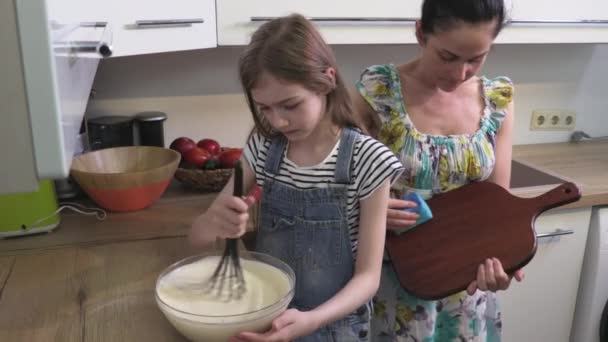 Familie Maken Pannenkoeken Moeder Onderwijs Dochter Maken Dough — Stockvideo