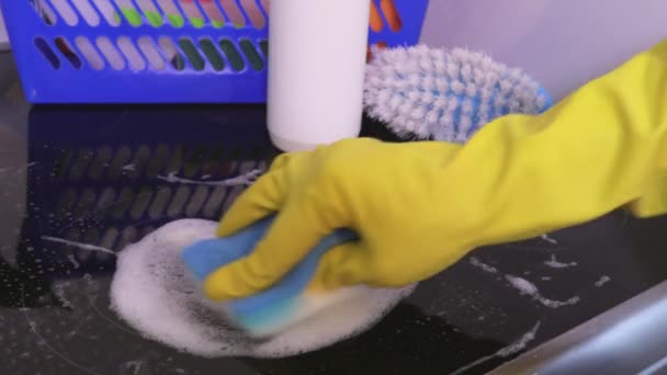 Vrouw Wassen Schoon Elektrisch Kookplaat Thuis Keuken — Stockvideo