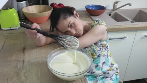 Przygnębiona Zestresowana Samotna Kobieta Zatrzymująca Się Robi Ciasto — Wideo stockowe