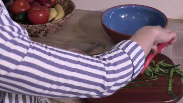 Vrouw Afwerking Peeling Komkommer Beginnen Snijden Voor Salades — Stockvideo
