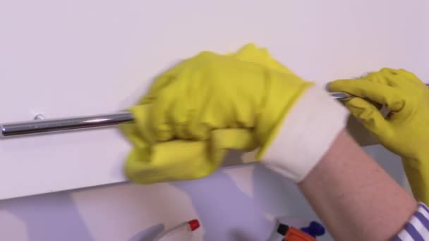 Close Van Vrouwelijke Handen Rubber Gele Handschoenen Reinigen — Stockvideo