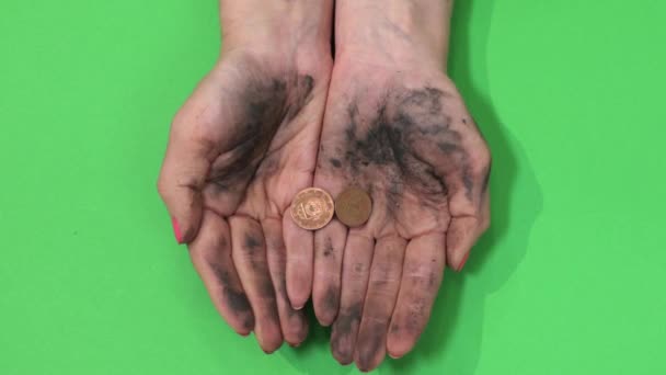 Schmutzige Bettlerhände Mit Münzen — Stockvideo