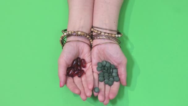 Balık Yağı Kapsülleri Spirulina Tabletleri Tutan Kadın Vitamin Lave Konsepti — Stok video
