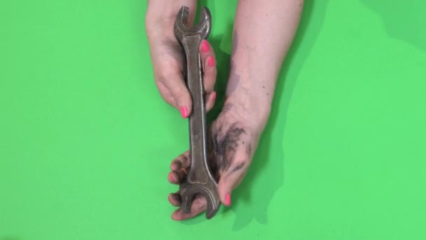 Frau Schmutzige Hände Mit Schraubenschlüssel Auf Grün — Stockvideo