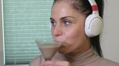 Kadın ellerini yeşile sürtüyor.