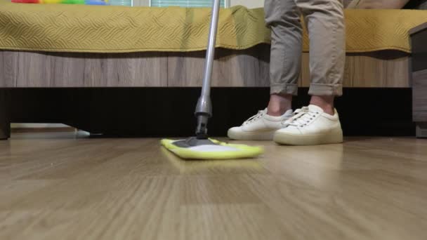 床掃除のためのモップを使用して女性 — ストック動画