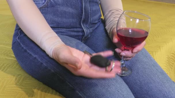 Jeune Femme Jouant Aux échecs Et Buvant Du Vin Rouge Dans La Chambre Une  Femme Adulte Avec De L'alcool Joue Dans Un Jeu De Société Logique Avec  Elle-même Assise Sur Un Canapé