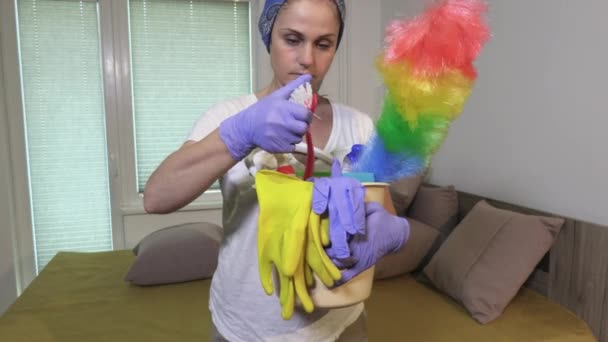 Wanita Yang Memegang Dan Memeriksa Ember Plastik Penuh Dengan Produk — Stok Video