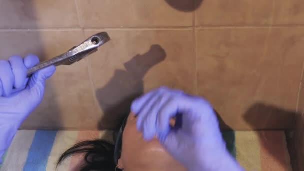 Mujer Fontanero Reparación Cuarto Baño Fregadero Tubería — Vídeo de stock