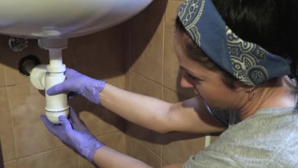 Dişi Tesisatçı Giderle Ilgili Sorunu Tamir Ediyor — Stok video