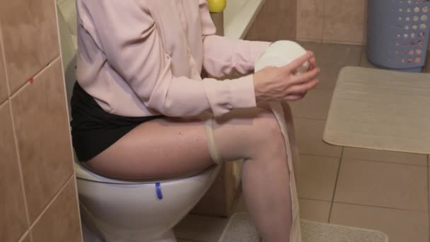 Geschäftsfrau Reißt Weiches Toilettenpapier — Stockvideo