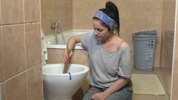 Vrouw Met Zuiger Een Toiletpot Ontstoppen — Stockvideo