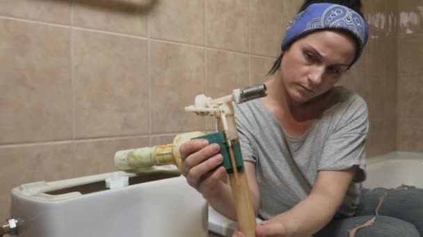Mujer Sosteniendo Comprobando Válvula Descarga Entrada Agua — Vídeo de stock
