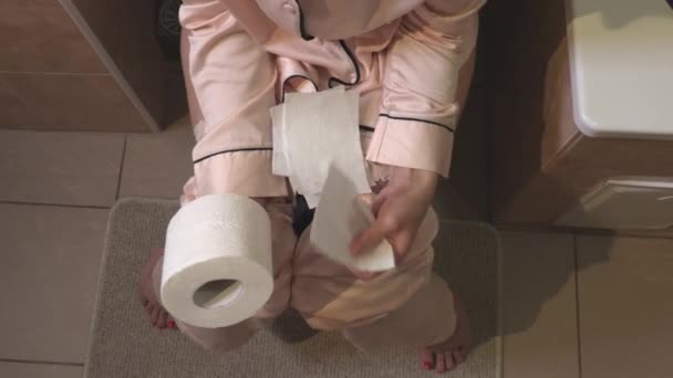 Жінка Використовує Туалет Тримає Туалетний Папір — стокове відео