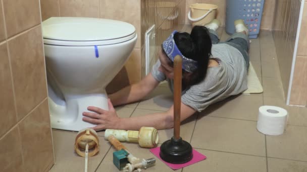 Vrouwelijke Loodgieter Afwerking Installeren Toilet — Stockvideo