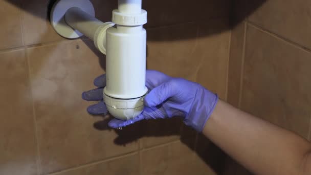 女水管工在浴室开始修理水池 — 图库视频影像