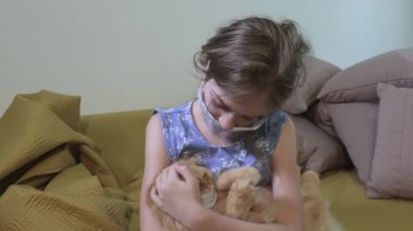  Yüz koruma maskeli küçük kız ve kedi