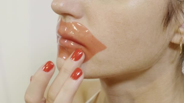 Mujer Fijación Renovar Máscara Para Los Labios Secos — Vídeos de Stock