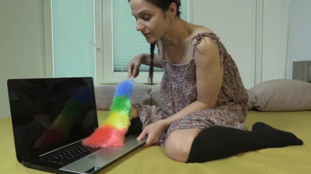 Mulher Usando Aspirador Para Limpeza Laptop — Vídeo de Stock