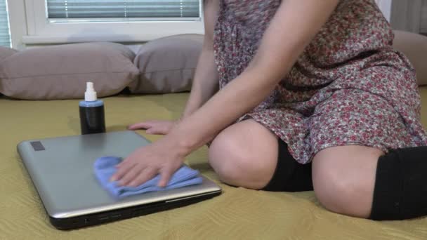 Vrouw Schoonmaken Cover Van Laptop — Stockvideo