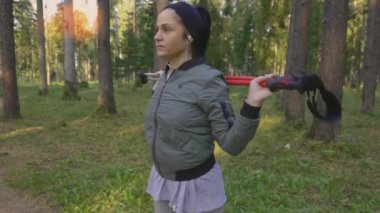 Yürüyüş direkleri olan aktif bir kadın egzersiz yapıyor.