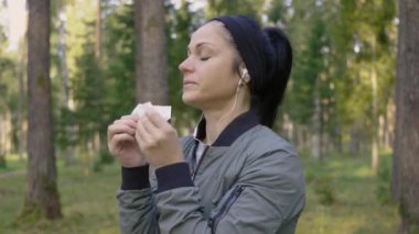 Burnu dışarıda gezen bir kadın.