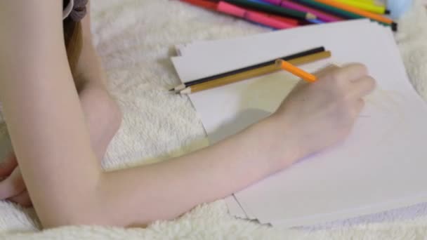 Nahaufnahme Der Hände Eines Kleinen Mädchens Die Mit Buntstiften Gezeichnet — Stockvideo