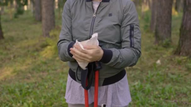 Wanderer Reinigen Und Desinfizieren Die Hände Freien Mit Feuchttüchern — Stockvideo