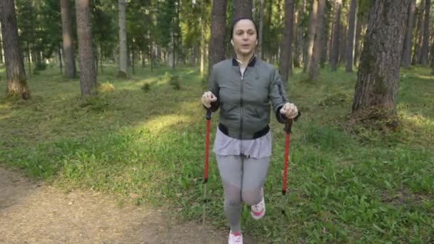 Aktywna Kobieta Kijkami Trekkingowymi Rozgrzewająca Się Zdrowy Styl Życia — Wideo stockowe